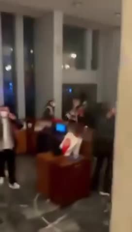  ورود معترضان به ساختمان شهرداری استانبول