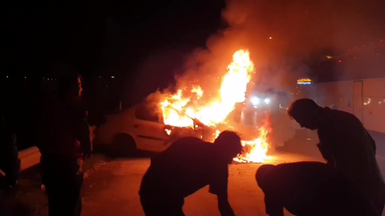   یک دستگاه خودرو سواری رانا در کمربندی قم در آتش سوخت