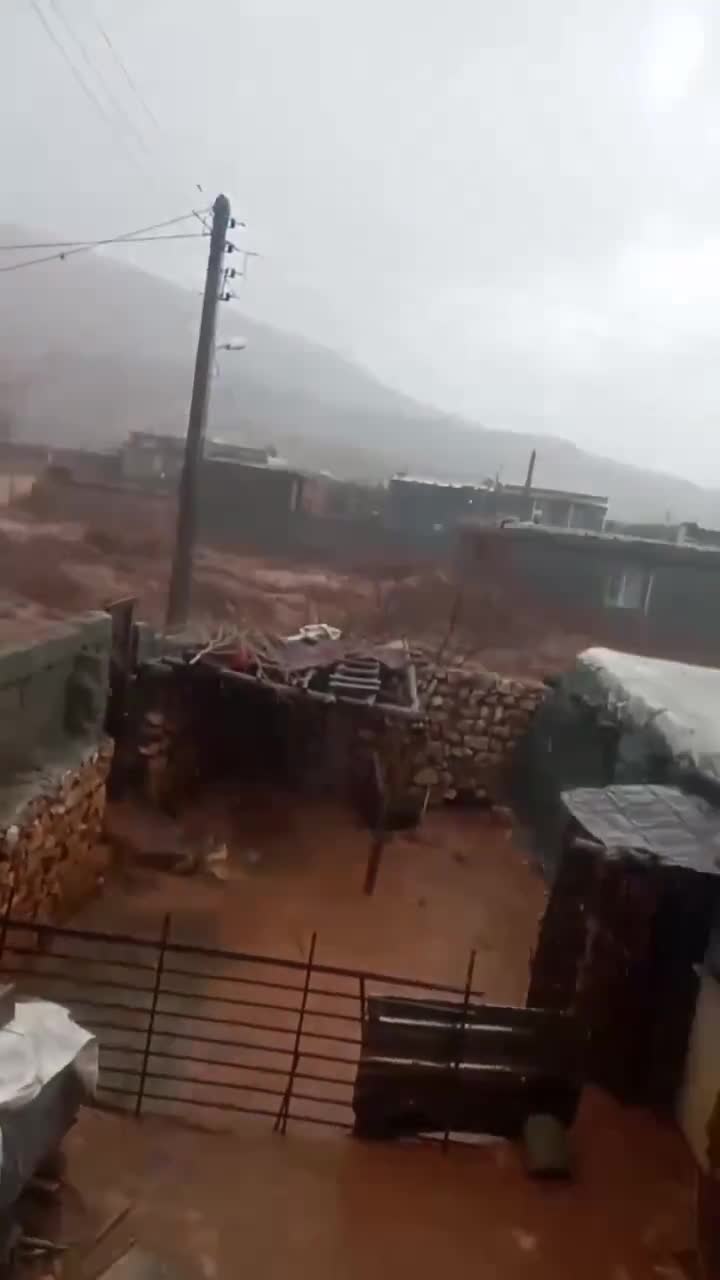   لحظه هولناک ورود سیل به روستای داربدره، منطقه سرفیروزآباد استان کرمانشاه