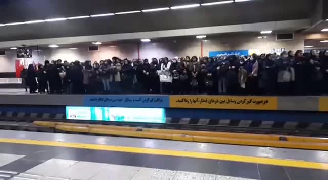  ازدحام عجیب مردم در ایستگاه مترو تئاتر شهر، عصر امروز