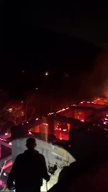   اولین تصاویر از آتش‌سوزی در امامزاده ابراهیم(ع) شفت