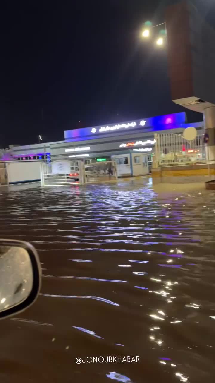   بارش شدید باران و آبگرفتگی روبرو فرودگاه بوشهر