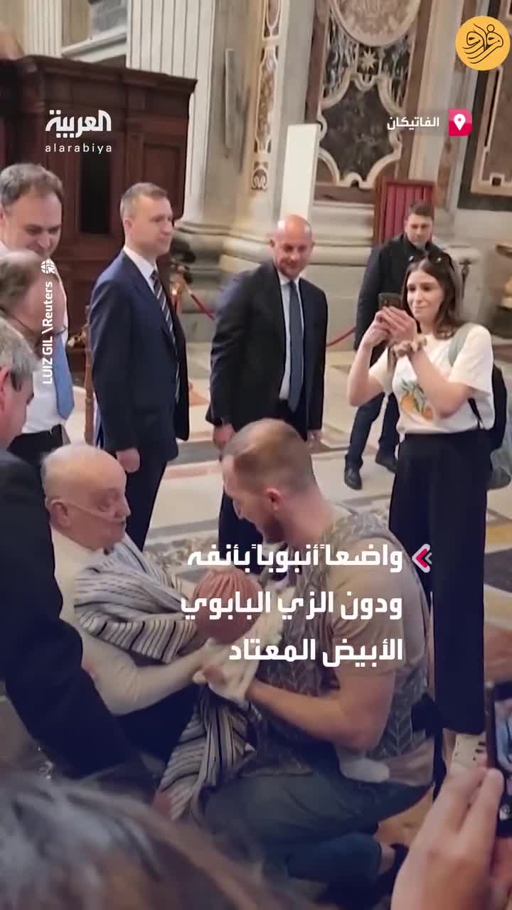 ببینید؛ بازدید غیرمنتظره پاپ از یک کلیسا بدون لباس رسمی