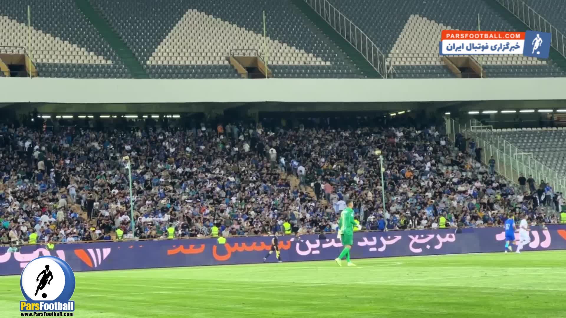 تشویق فرهاد مجیدی در دیدار استقلال برابر فولاد