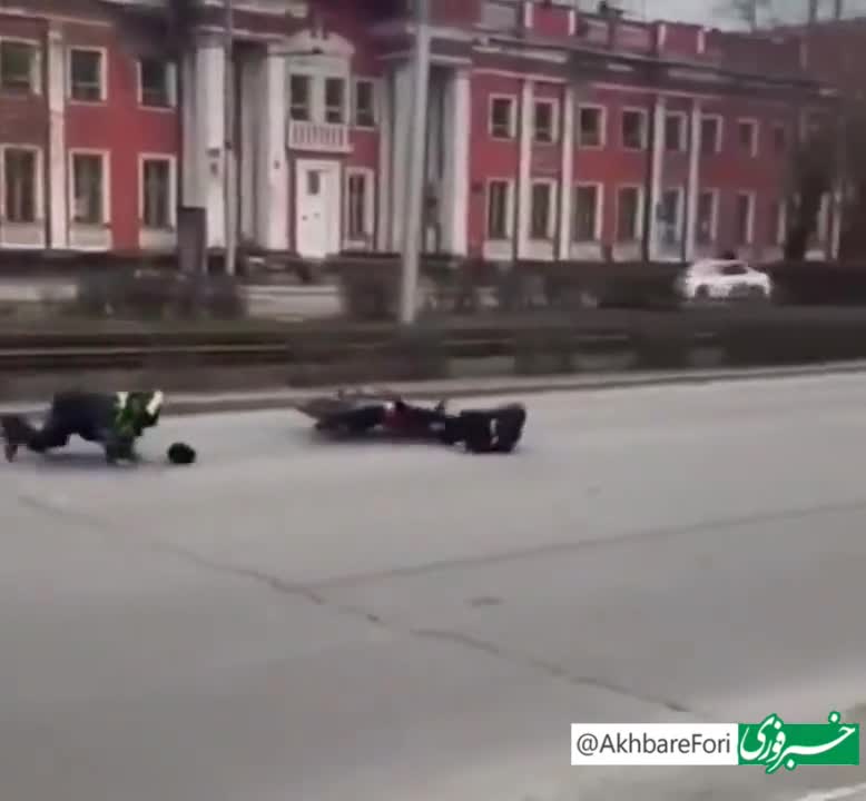   زمین خوردن پلیس و متهم حین فرار