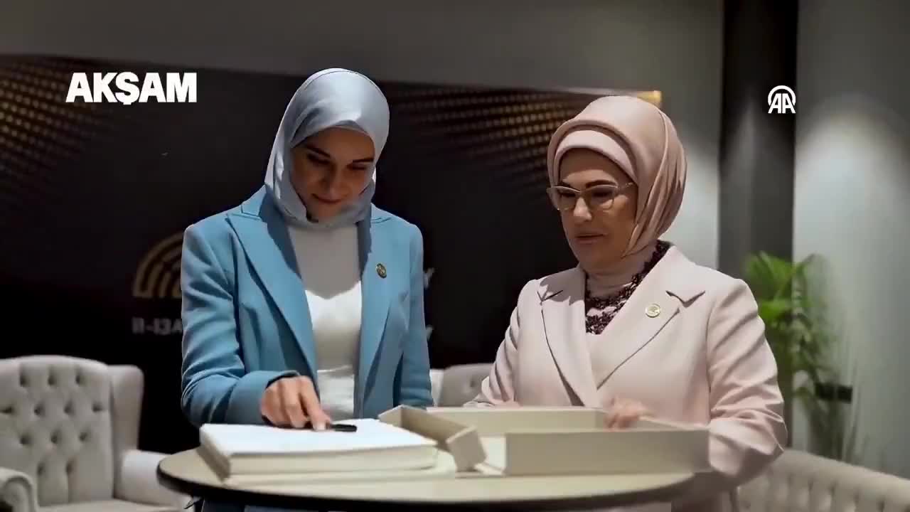   پوشش جالب و حضور فعال همسر احمد الشرع رئیس جمهور سوریه در کنفرانس دیپلماسی آنتالیا