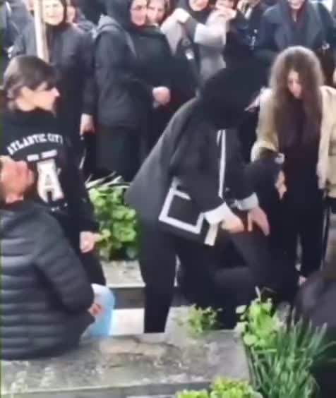   گریه سوزناک ابوالفضل جلالی در مراسم خاکسپاری مادربزرگش