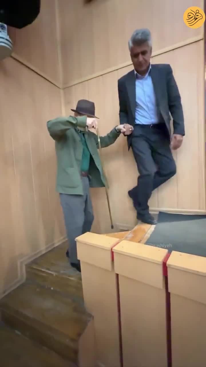 ببینید؛ سخنان بغض‌آلود استاد علی نصیریان در جمع دانشجویان