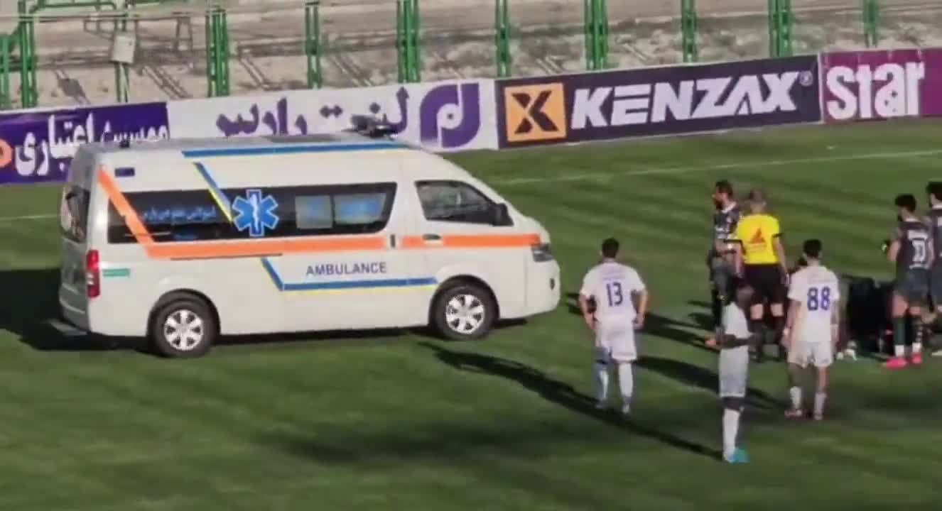   بازیکن ذوب‌آهن با آمبولانس از زمین خارج شد