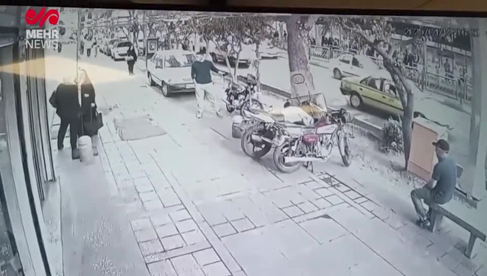ببینید؛ سرقت موتور در روز روشن در خیابان آزادی!