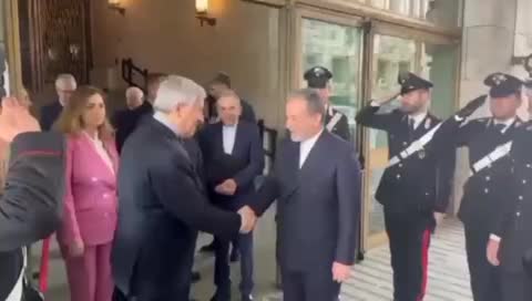 بدرقه عراقچی توسط همتای ایتالیایی به محل دور دوم مذاکرات غیرمستقیم ایران و آمریکا! ۳۰ فروردین ۱۴۰۴