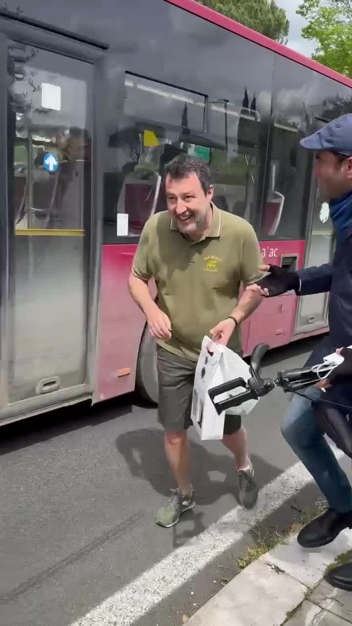   حضور سیاستمدار ایتالیایی با شلوارک در برابر محل مذاکرات!