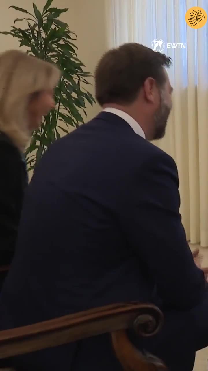 ببینید؛ پاپ به معاون ترامپ تسبیح هدیه داد