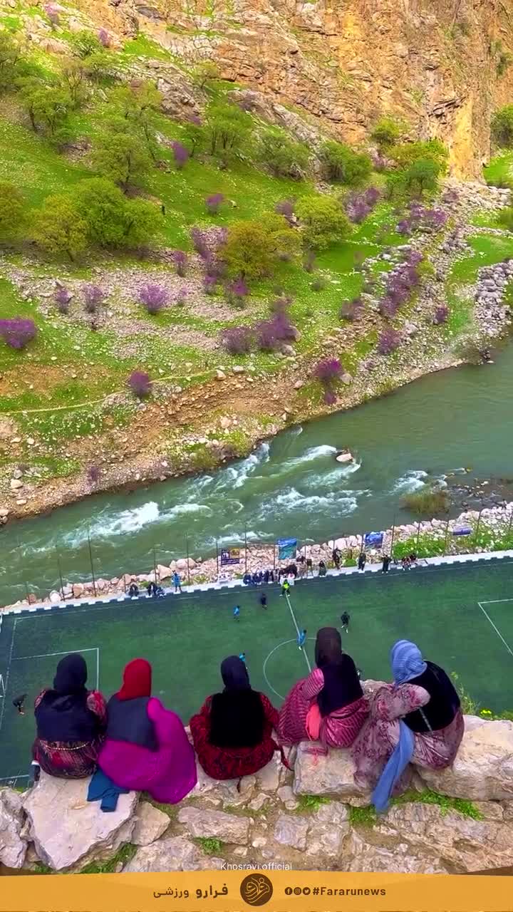 ببینید؛ زنان روستایی در کردستان در حال تماشای فوتبال مردان