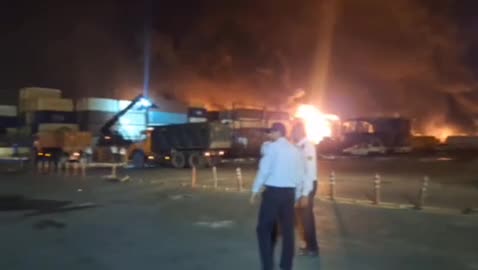   انتقال کانتینرها برای جلوگیری از سرایت آتش