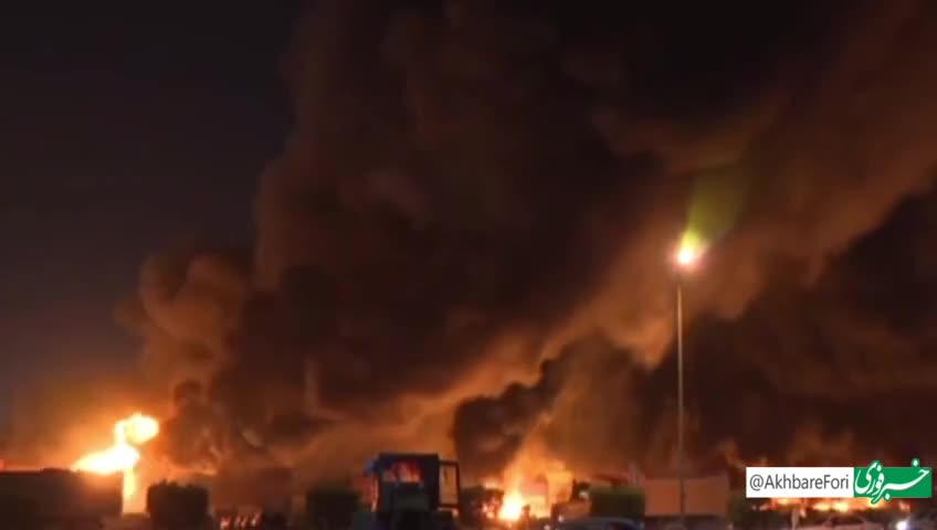   انتقال خاک بوسیله کامیون‌ها برای ایجاد خاکریز در اطراف محل حادثه انفجار بندر شهیدرجایی