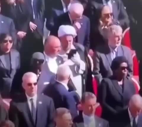    اقدام عجیب روحانی همراه وزیر ارشاد هنگام برگزاری مراسم رسمی تشییع پاپ!