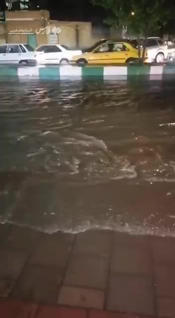   باران برخی خیابان‌های ارومیه را شبیه رودخانه کرد