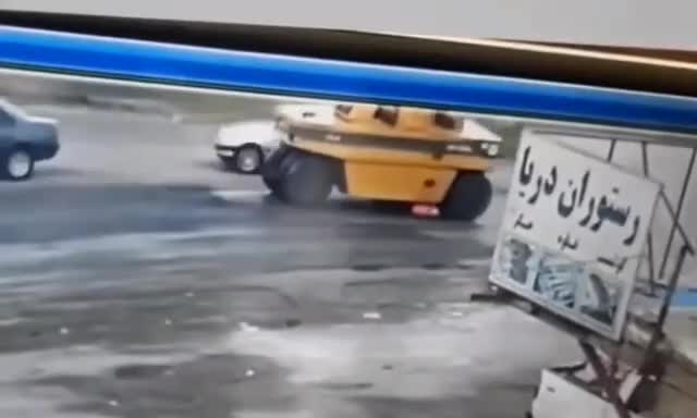 ببینید؛ مرگ هولناک نیروی راهداری سقز زیر غلتک