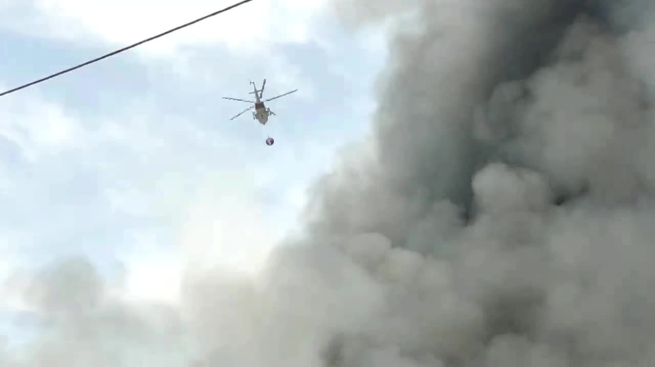 تصاویرى از اطفاى حریق در بندر شهید رجایى با بالگرد‌هاى هلال احمر