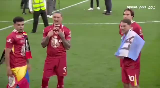   شادی مدیران، سرمربی و بازیکنان لیورپول پس از قهرمانی در لیگ برتر انگلیس