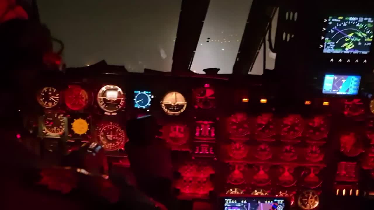   ویدئویی از نمای داخل کابین خلبان هواپیمای ایلیوشین Il-76 نیروی هوافضا سپاه در جریان عملیات اطفاء حریق هوایی بندر شهید رجایی