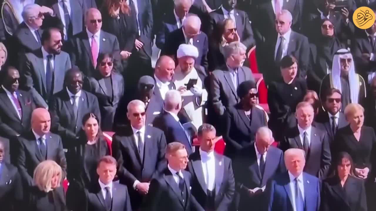 ببینید؛ اقدام عجیب روحانی ایرانی در مراسم تدفین پاپ