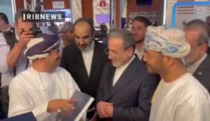 ببینید؛ رو‌نمایی از نسخه عربی کتاب «قدرت مذاکره» در عمان با حضور عراقچی