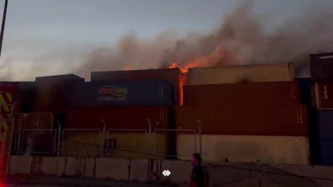    شعله‌ور شدن آتش‌ در بخش‌هایی از محل حادثۀ بندر شهید رجایی