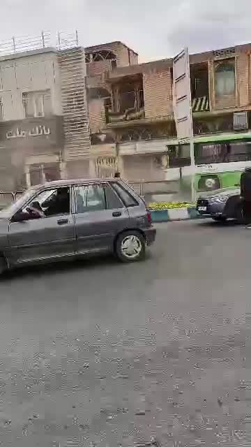   سرقت اتوبوس توسط یک نوجوان در کرمان و له کردن خودروهای مردم!