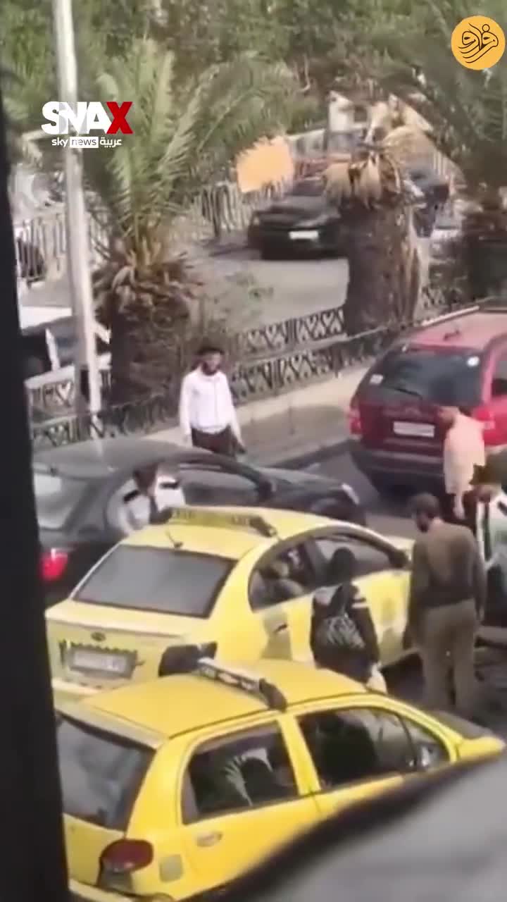 ببینید؛ یک زن از پنجره سوار تاکسی شد!