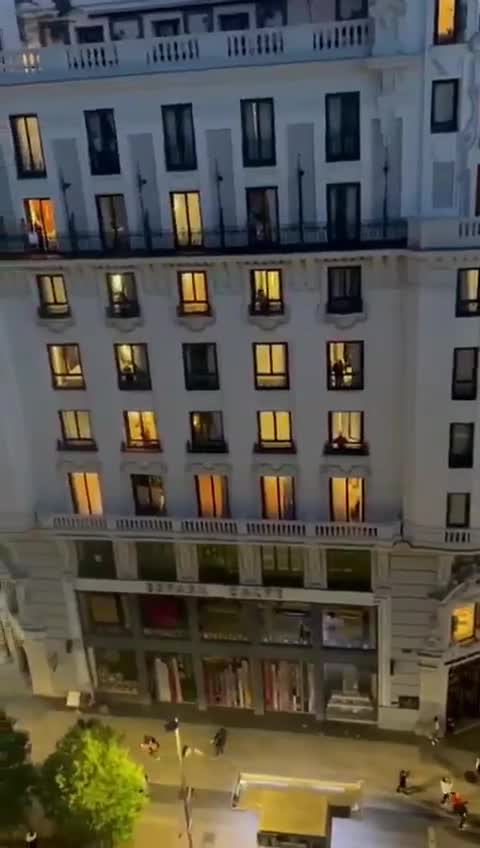 ببینید؛ جشن خیابانی مردم اسپانیا به خاطر وصل شدن برق!
