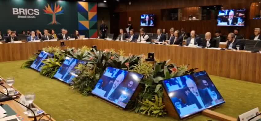   دیدگاه دبیر شورای عالی امنیت ملی درباره جایگاه سلاح اتمی در دکترین دفاعی ایران