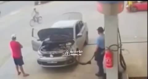   لحظه انفجار مهیب یک خودرو در جایگاه پمپ گاز CNG