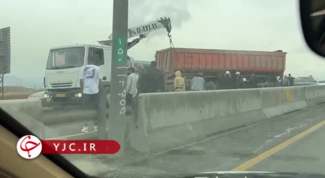    تصادف زنجیره‌ای تریلی با چند خودروی سواری در محور ملایر به اراک