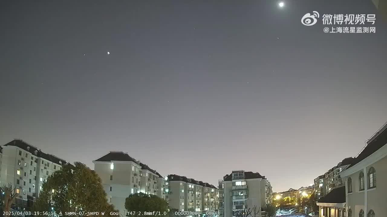   خودنمایی یک گلوله آتشین در آسمان شانگهای چین