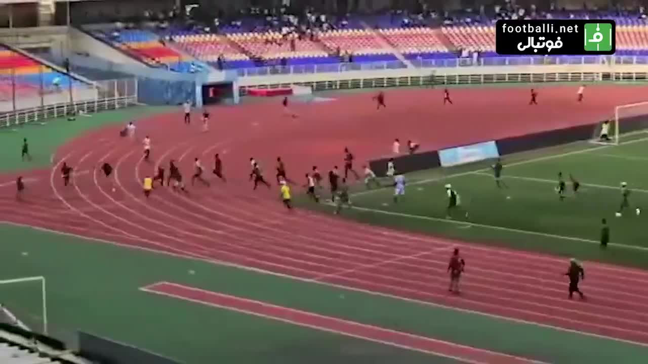   حملات عجیب و باورنکردنی بازیکنان و مربیان و تماشاگران به داور یک بازی باشگاهی در لیگ کنگو به خاطر سالم اعلام کردن یک گل!