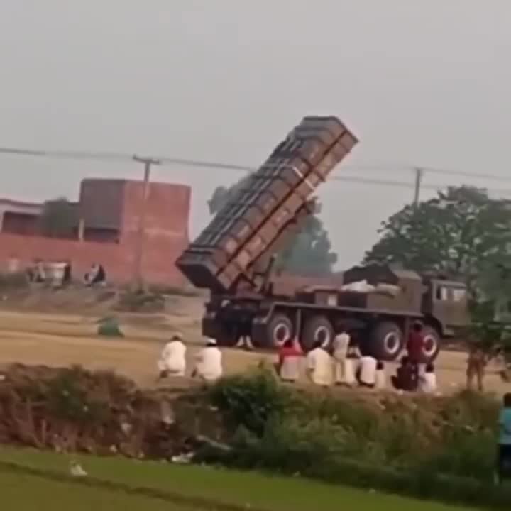   عجیب اما واقعی؛ تماشای لحظه پرتاب موشک از فاصله نزدیک توسط مردم پاکستان!