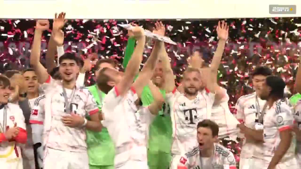   هری کین بالاخره اولین جام دوران حرفه‌ای خود را بالای سر برد