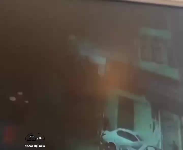   لحظه اصابت رعد و برق به تیر برق در مشگین‌شهر