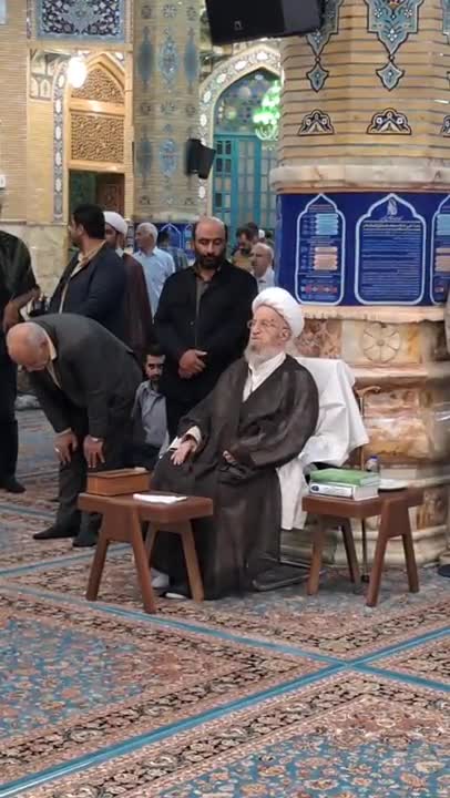   حضور آیت‌الله مکارم شیرازی در مسجد جمکران