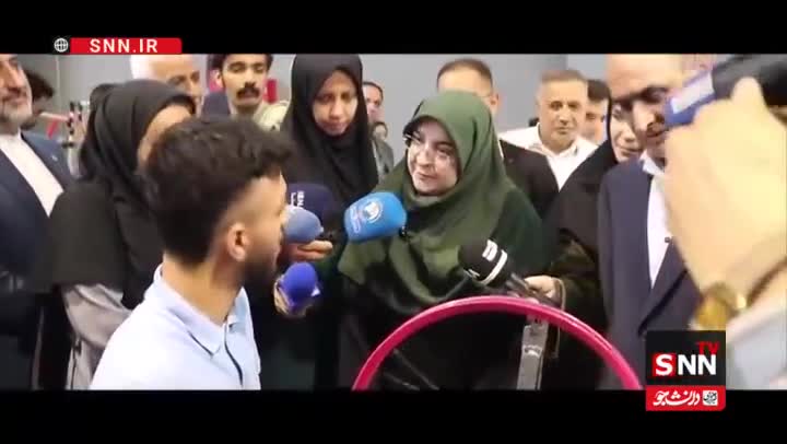   غافلگیری سخنگوی دولت برای دوچرخه‌ساز جوان در حاشیه نشست اقتصادی