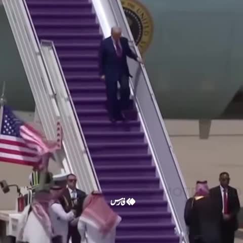   استقبال گرم و ویژه بن‌سلمان از ترامپ پای هواپیما