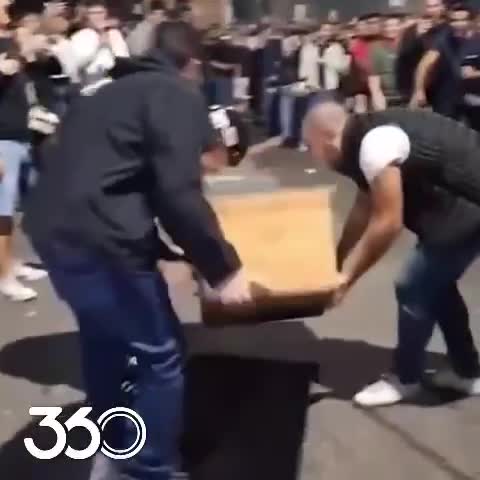   قابی از اوج نفرت در فوتبال؛ تشییع جنازه و حمل تابوت رقیب دیرینه!