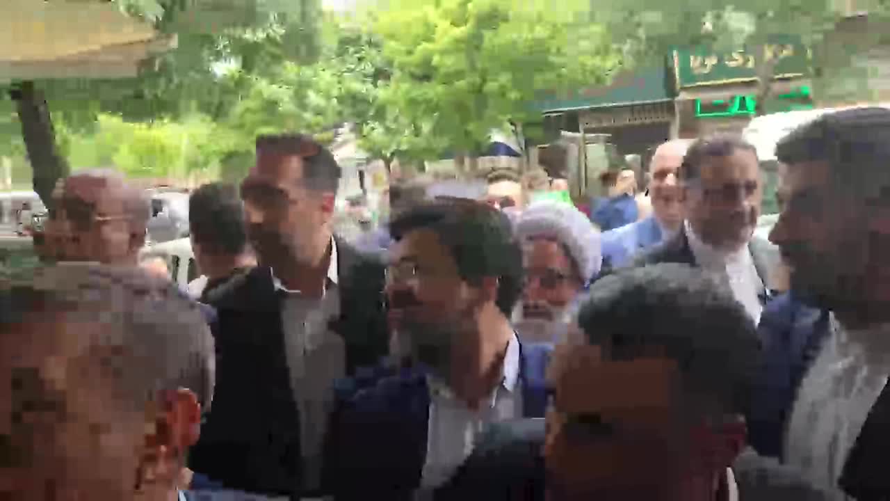   خوش‌وبش رئیس جمهور پزشکیان با کسبه بازار کرمانشاه