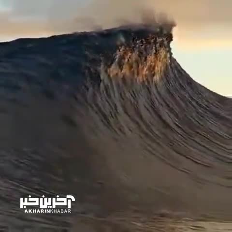  صحنه‌ای زیبا از برخورد موج دریا و ابر در آسمان!