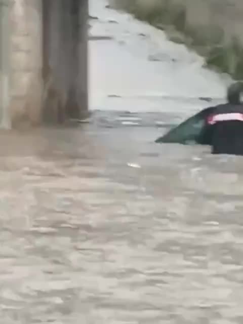  تلاش یک زن روی سقف خودرو برای نجات از سیل در سیسیل