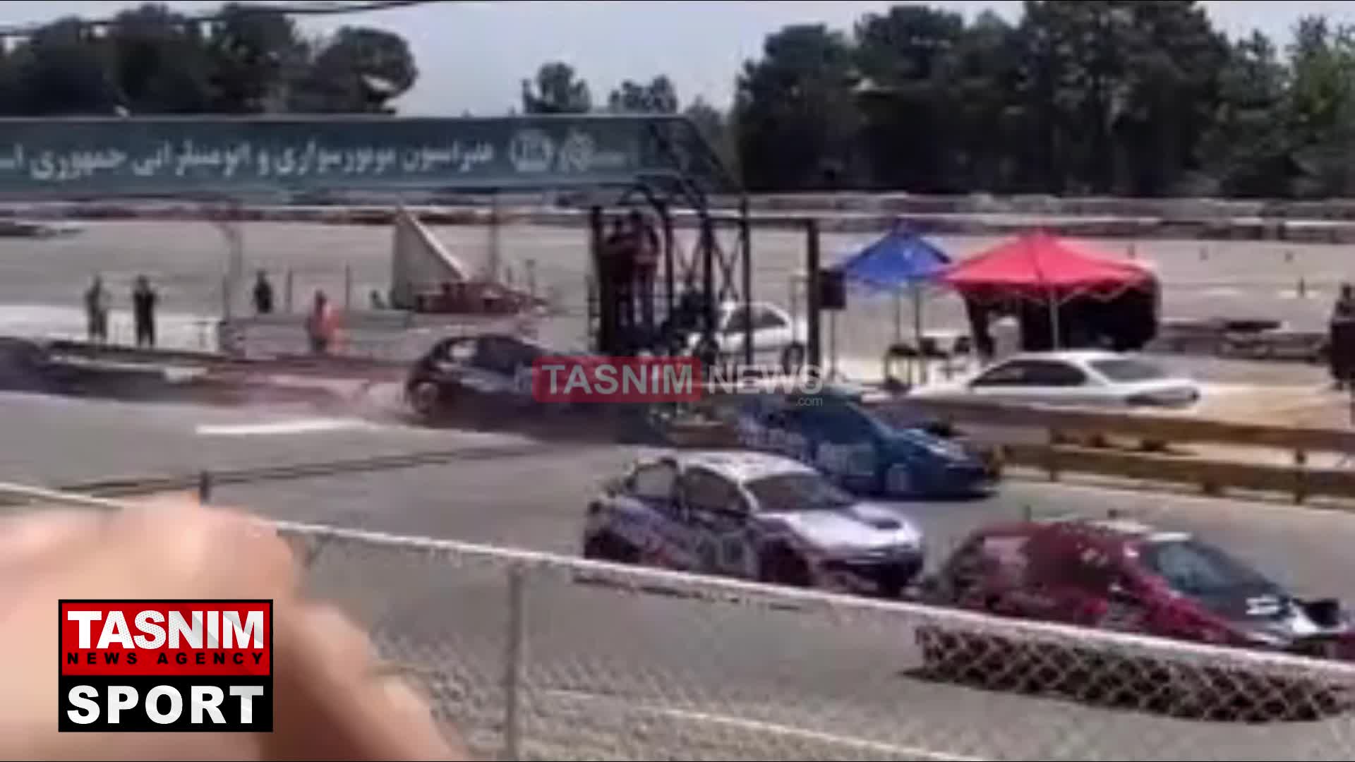   تصاویر دلخراش از برخورد خودروی مسابقه با عکاس و فیلمبردار در پیست آزادی