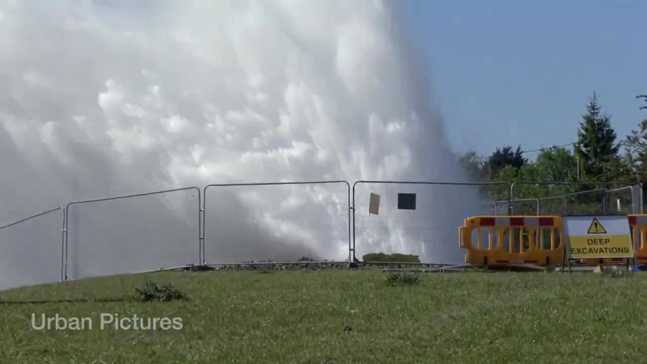   ترکیدگی ناگهانی لوله اصلی انتقال آب در نزدیکی یک عمارت در انگلیس