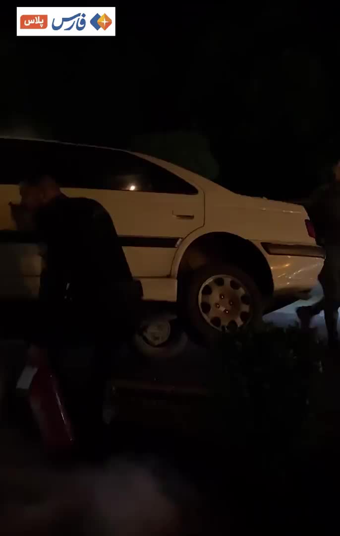   تلاش نیروهای پلیس برای جلوگیری از آتش‌سوزی یک دستگاه پژو پارس